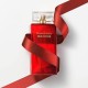 Elizabeth Arden Red Door Eau de Toilette Donna 100 ml flacone con nastro rosso Flacone di Elizabeth Arden Red Door Eau de Toilette Donna 100 ml avvolto da un elegante nastro rosso su sfondo bianco.