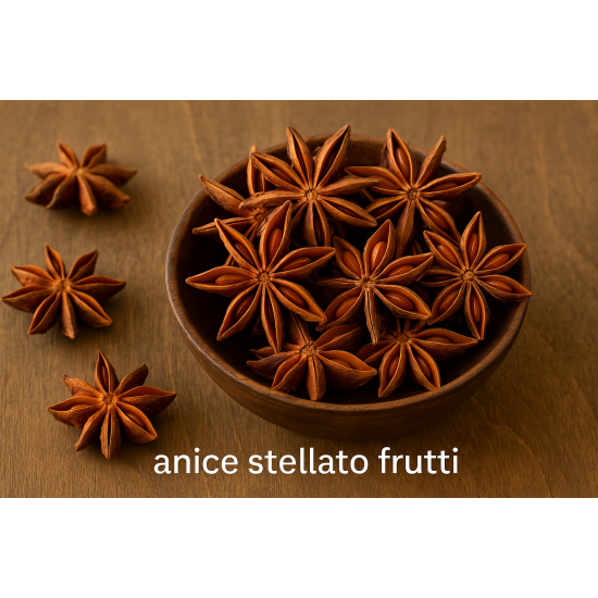 Anice stellato frutti interi Erbologica Amazonas Andes Frutti di anice stellato interi in ciotola di legno su sfondo in legno.