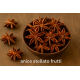 Anice stellato frutti interi Erbologica Amazonas Andes Frutti di anice stellato interi in ciotola di legno su sfondo in legno.