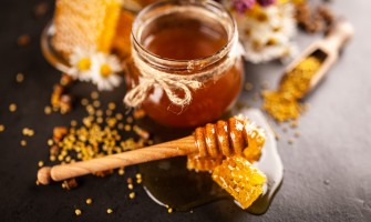 Come le api curano il corpo: benefici del miele, propoli, pappa reale e polline