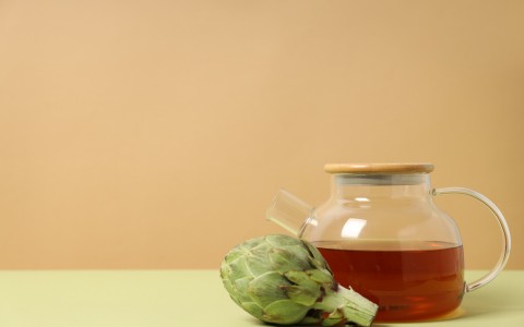 Amaro al carciofo fatto in casa: ricetta digestiva con arancia e spezie