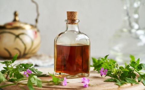 Amaro alle erbe casalingo: la ricetta base con genziana e china