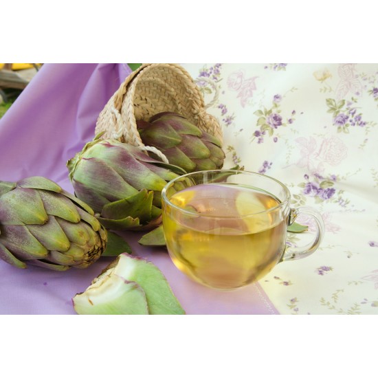 Tazza di tisana di Carciofo con carciofi freschi su sfondo floreale, infuso naturale Erbologica Amazonas Andes