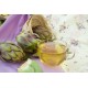 Tazza di tisana di Carciofo con carciofi freschi su sfondo floreale, infuso naturale Erbologica Amazonas Andes