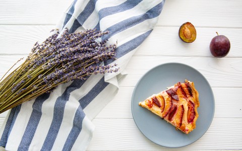 Crostata di mele e cannella con lavanda: ricetta profumata e originale