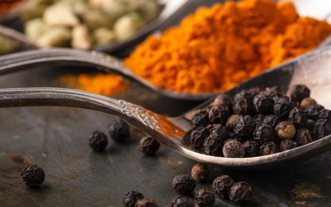 Curcuma e pepe nero: una combinazione tradizionale e modalità di utilizzo