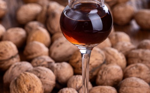 Come preparare il nocino fatto in casa con le noci verdi