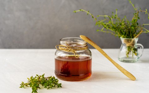 Sciroppo di timo e miele per la tosse: ricetta e benefici naturali