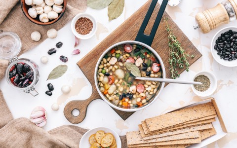 Zuppa di cereali ed erbe officinali: ricetta e benefici