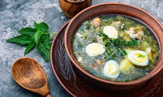 Zuppa contadina con ortica e tarassaco: ricetta tradizionale e benefici