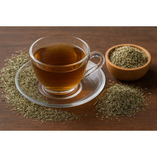 Tisana di Artemisia Volgare Erbologica Amazonas Andes Tazza di tisana di Artemisia Volgare con erbe essiccate sfuse su tavolo in legno.