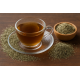 Tisana di Artemisia Volgare Erbologica Amazonas Andes Tazza di tisana di Artemisia Volgare con erbe essiccate sfuse su tavolo in legno.