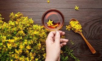 I benefici dell’iperico come rimedio naturale per umore, pelle e benessere quotidiano
