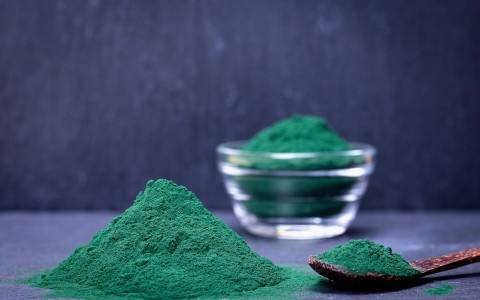 Spirulina in polvere benefici, uso e proprietà naturali