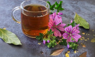Tisana alla malva e propoli rimedio naturale per gola e digestione