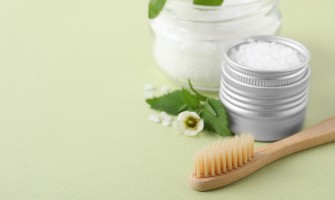 Sfruttare le proprietà curative delle erbe medicinali: guida passo dopo passo alla creazione di un dentifricio alle erbe fai da te