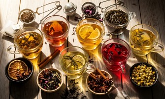 Erbe officinali per tisane: come scegliere foglie, fiori, semi e radici