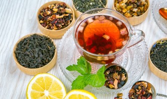 Rinfrescati con le tisane dissetanti estive fredde di erbologica: un mix unico di erbe e piante officinali