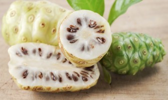 Noni proprietà la pianta esotica che combatte stanchezza e debolezza