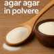 Cucchiaio e ciotola con agar agar in polvere su tavolo in legno per preparazioni alimentari