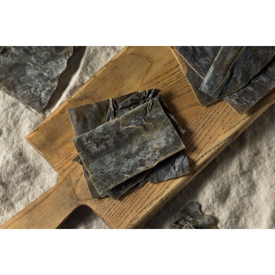 Alga Kelp Essiccata Naturale Fogli di alga kelp essiccata su tagliere in legno