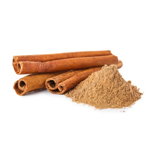 Cannella Ceylon in Polvere e Bastoncini Naturali Erbologica Amazonas Andes Cumulo di cannella Ceylon in polvere con bastoncini di cannella sullo sfondo, dettaglio della spezia naturale utilizzata per tisane e preparazioni alimentari.