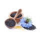 Semi di Cumino Nero (Nigella sativa) con fiore e olio naturale su sfondo bianco