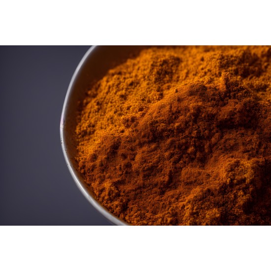 Primo piano di curry in polvere premium dal colore giallo intenso in ciotola, spezia naturale Erbologica Amazonas Andes.
