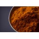 Primo piano di curry in polvere premium dal colore giallo intenso in ciotola, spezia naturale Erbologica Amazonas Andes.