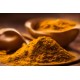 Cumulo di curry in polvere naturale con ciotole di spezie sullo sfondo, spezia aromatica Erbologica Amazonas Andes.