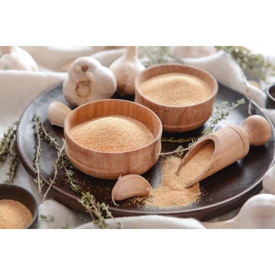 Ciotole di aglio in polvere con spicchi d’aglio freschi e cucchiaio in legno su tavolo rustico