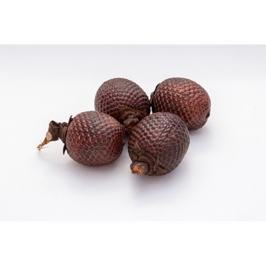 Frutti interi di Aguaje amazzonico con buccia squamata marrone su sfondo chiaro.