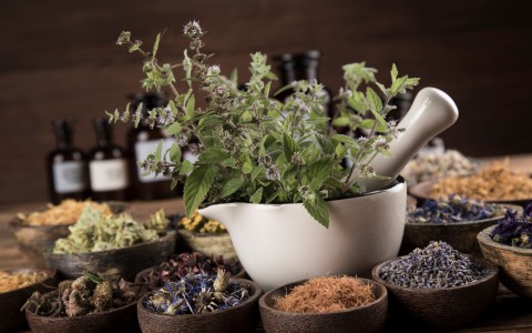 Medicinali a base di erbe e tisane che trattano l'orticaria